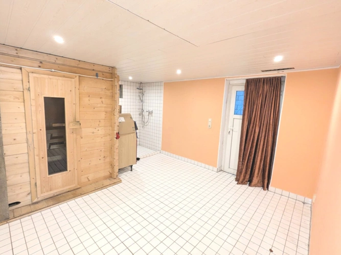 EG: Sauna / Hobby / Freizeit mit Gartenzugang