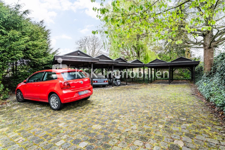 Hoffläche mit Carports