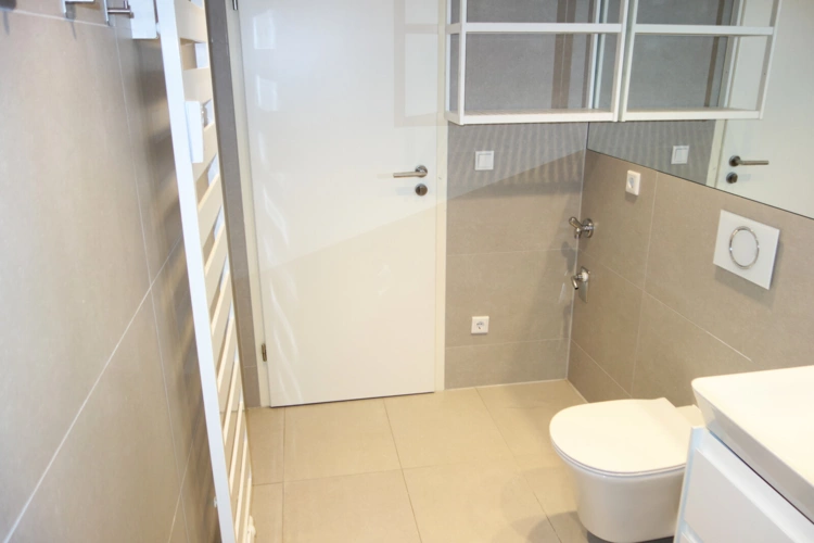 Badezimmer ebenso