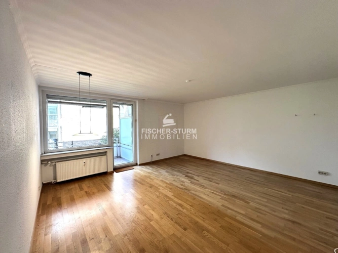 Wohnzimmer mit Balkonzugang