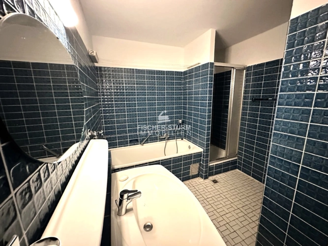 Bad mit Wanne und Dusche