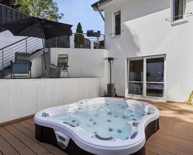 Innenhof mit Whirlpool und Zwischenterrasse