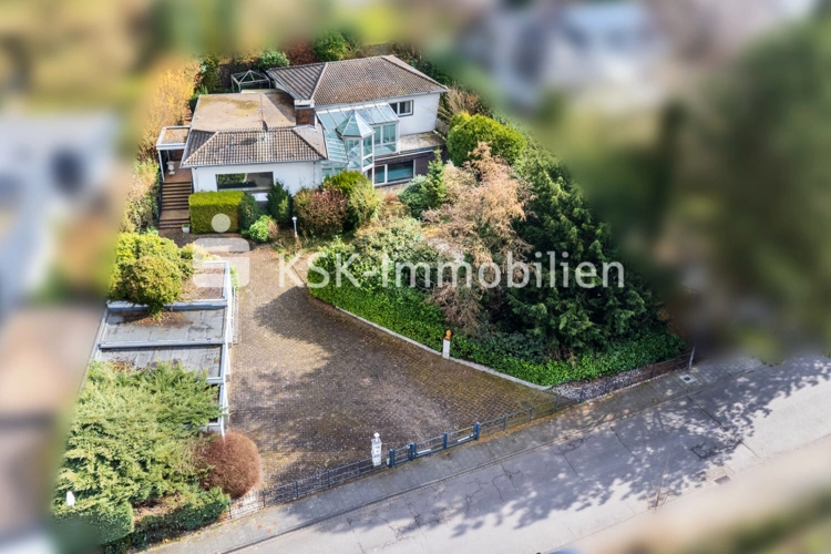 https://www.ksk-immobilien.de/immobilien/repraesentatives-einfamilienhaus-in-sankt-augustin-grosszuegigkeit-trifft-auf-komfort-und-stil-144268/