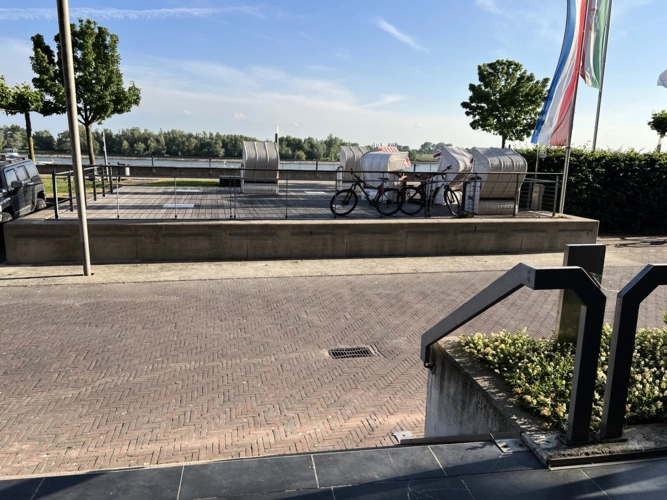 Blick aus der Mietfläche zum Rhein