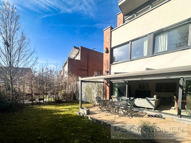 Hausrückseite und Garten