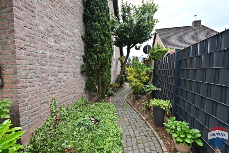 Durchgang Garten zur Straße