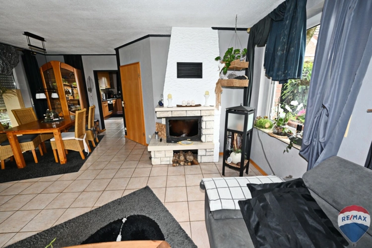 offner Kamin im Wohnzimmer