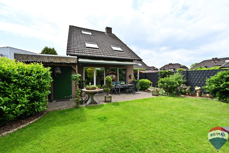 Blick aus dem Garten zum Haus