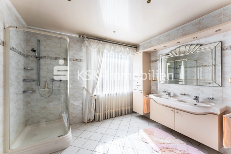 126063 Erdgeschoss Badezimmer