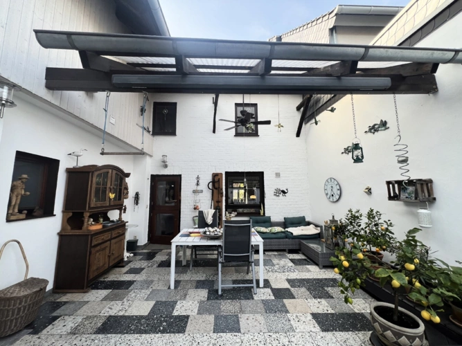 teilüberdachter Innenhof