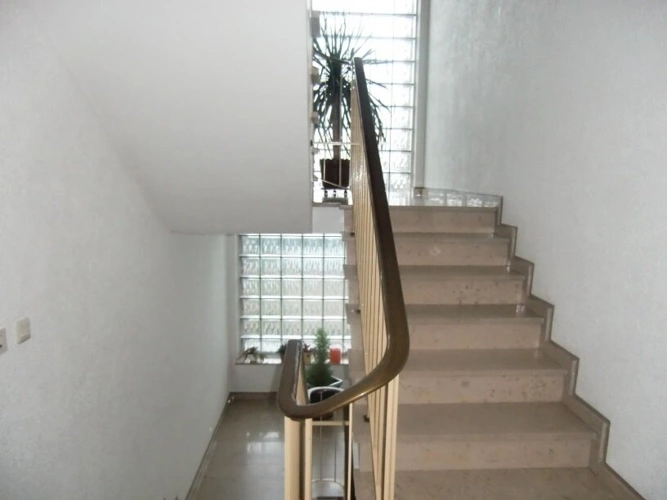 Treppenhaus ebenso