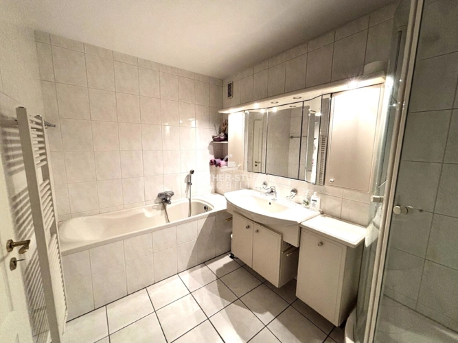 EG-Bad mit Wanne + Dusche