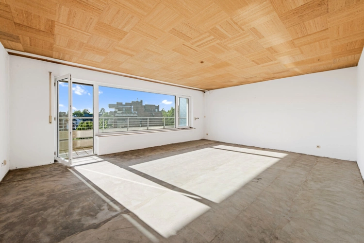 Wohnzimmer mit Zugang zur Loggia