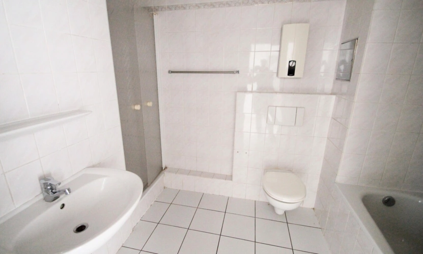 Erdgeschoss -Wannenbad mit Dusche