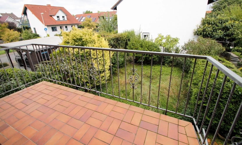 Obergeschoss -Balkon mit Blick in den Garten