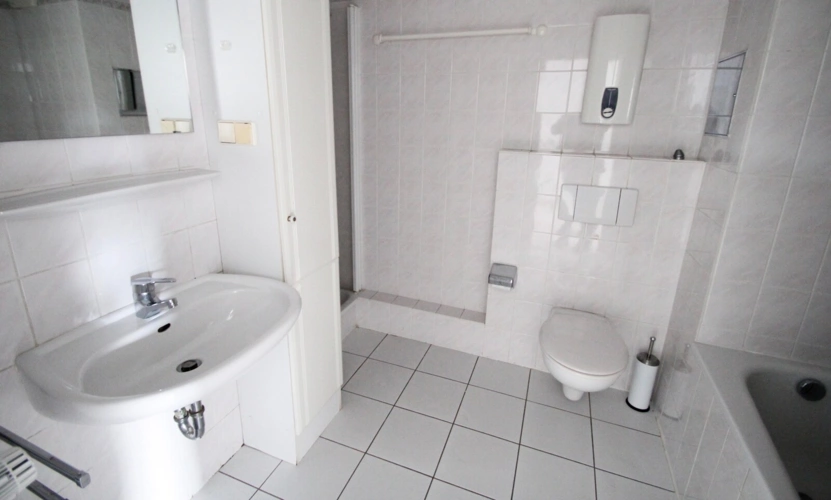 Obergeschoss -Wannenbad mit Dusche