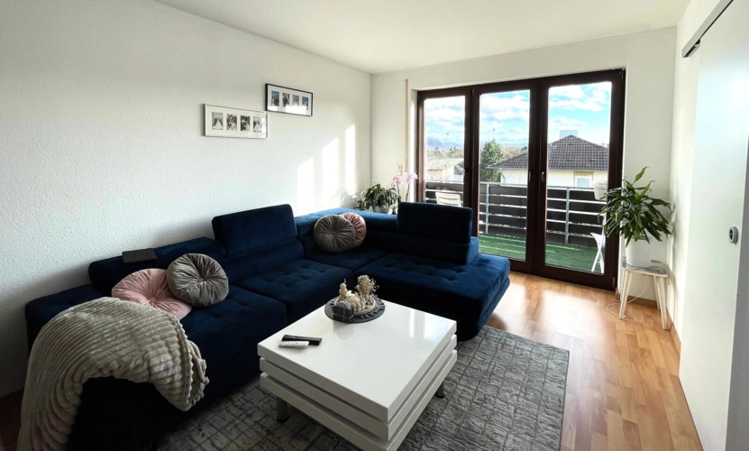 Wohnzimmer mit Zugang zum Balkon