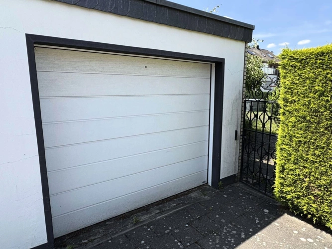 Garage und Eingang Garten