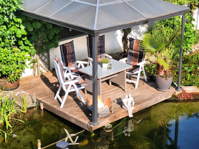 Blick auf den Schwimmteich