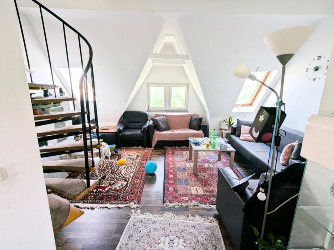 Wohnzimmer im DG mit Zugang zum Spitzboden