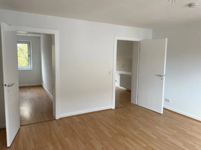 Wohnzimmer - Blick in Abstellraum und Küche