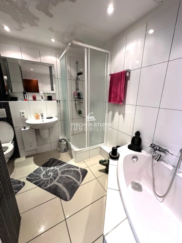 Bad mit Wanne und Dusche