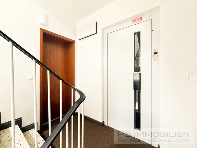 Wohnungstür und Aufzug