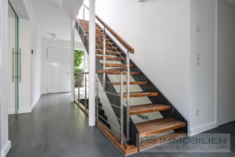 Flur mit offener Treppe