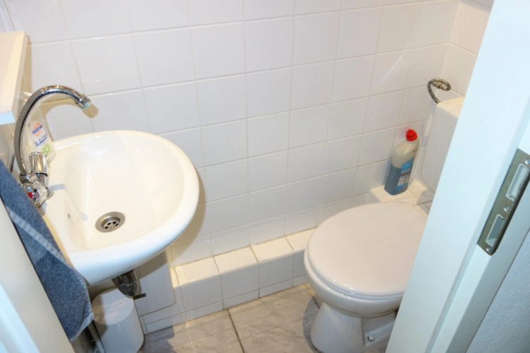 separates WC