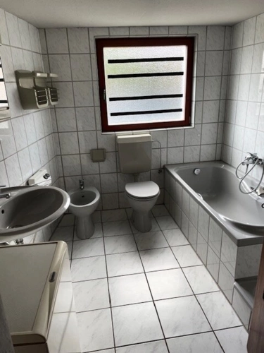 Wannenbad mit Dusche EG