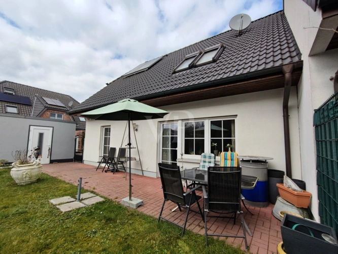 Vorderansicht mit Garage und Stellplatz