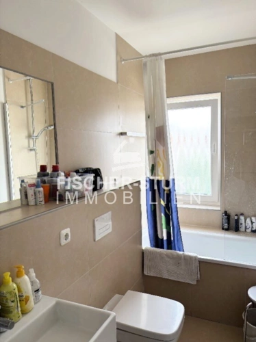 Badezimmer mit Fenster