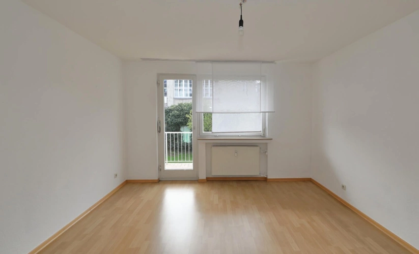 Zimmer mit Zugang zum Balkon