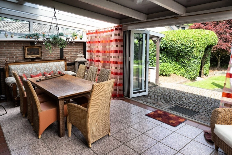 Wintergarten-Blick Terrasse und Garten