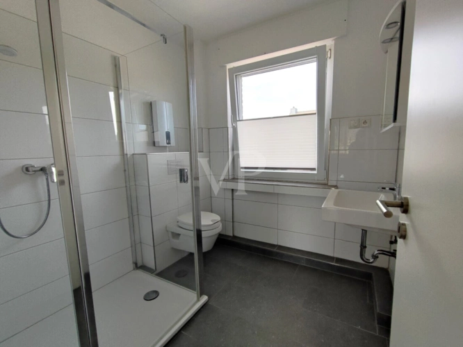 Zimmer im Spitzboden (mit KI neu eingerichtet)