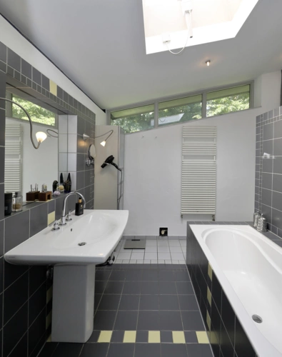 Hauptbad mit Wanne und Dusche