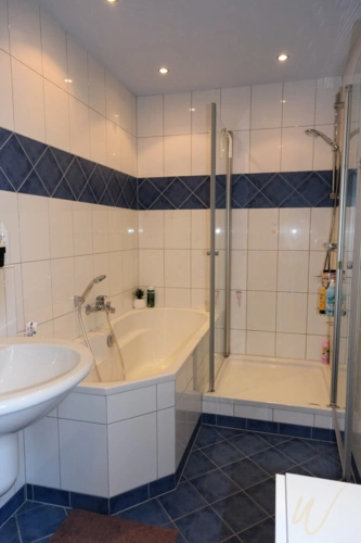 Bad mit Wanne