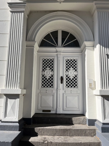 Eingang Büro Altbau