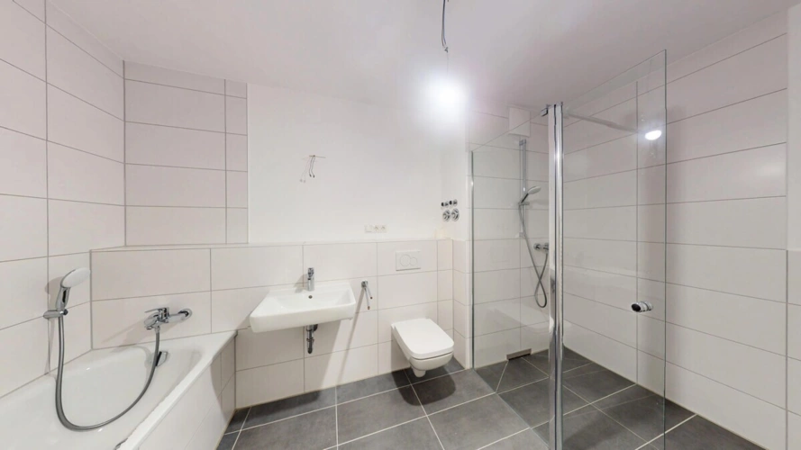 Bad mit Dusche und Wanne