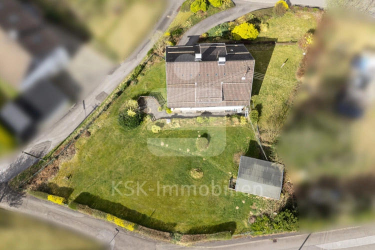 https://www.ksk-immobilien.de/immobilien/zweifamilienhaus-inkl-separatem-baugrundstueck-und-toller-aussicht-in-beliebter-lage-naehe-lindlar-149227/?utm_source=portale