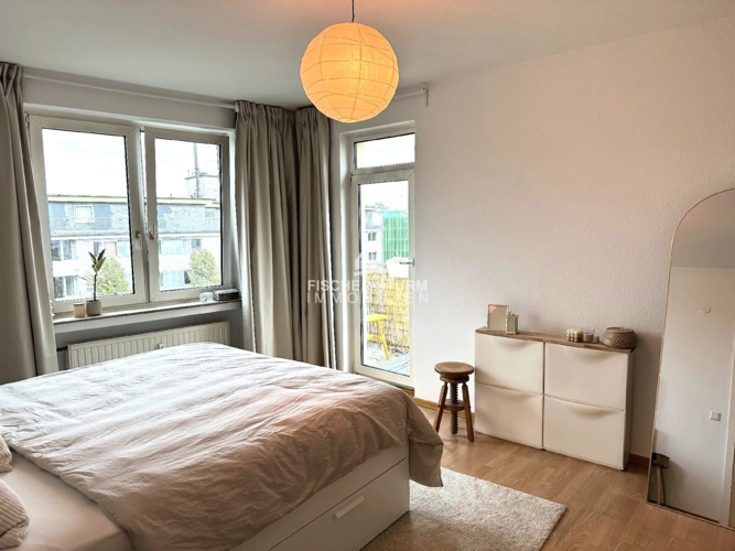 ein Schlafzimmer mit Balkon