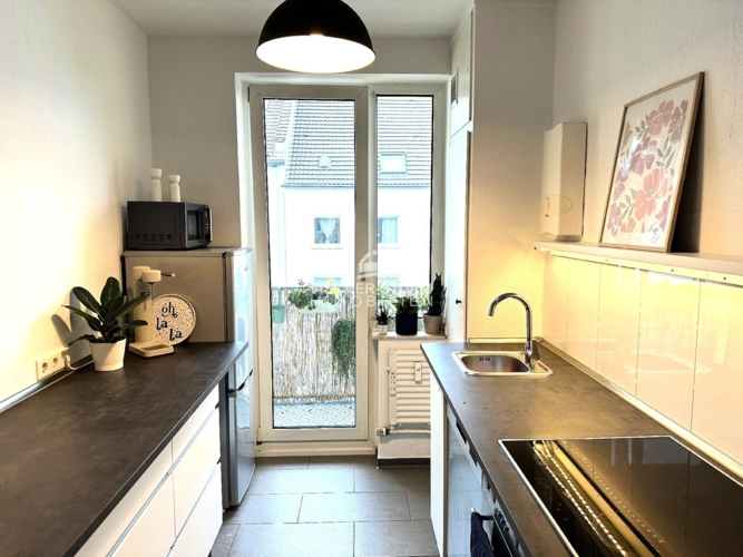 eine Küche mit Balkon