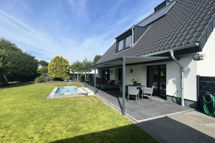 Seitliche-Gartenansicht