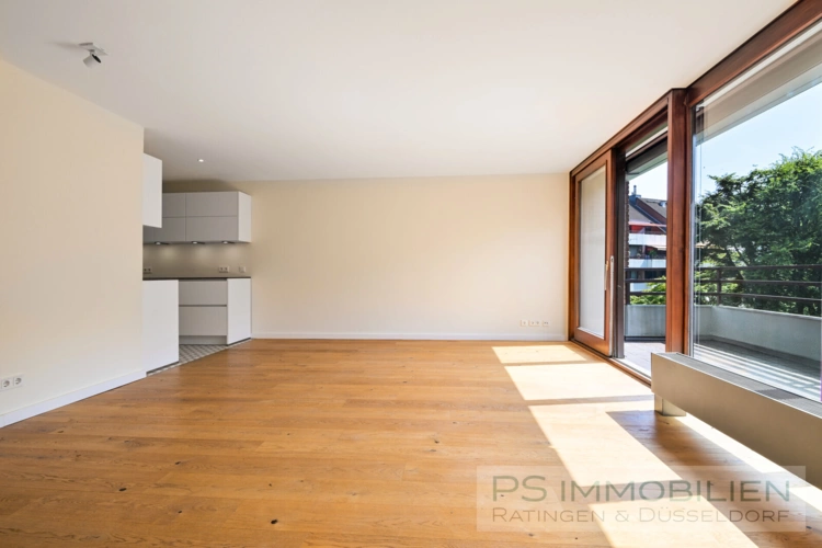 Wohnzimmer mit offener Küche