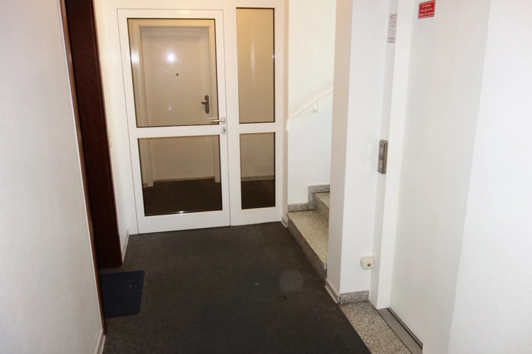 Treppenhaus inkl. Aufzug