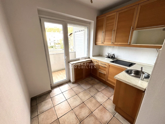 Küche mit Einbauküche und Balkon