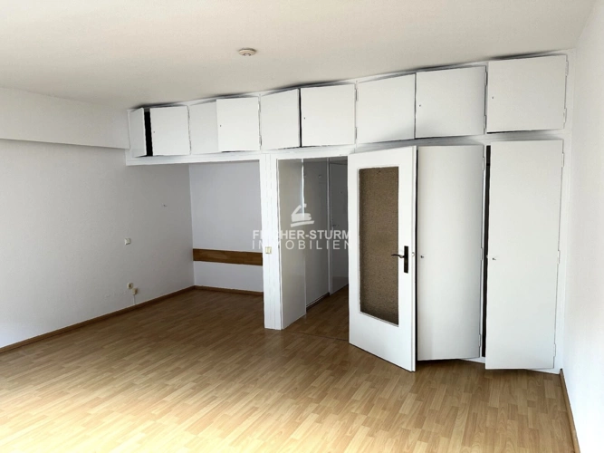 Wohnzimmer mit Blick zur Schlafnische