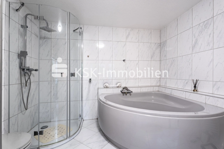 145350 Bad Obergeschoss (2)