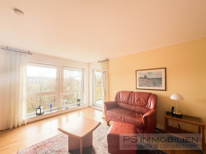 Wohnzimmer mit Balkon