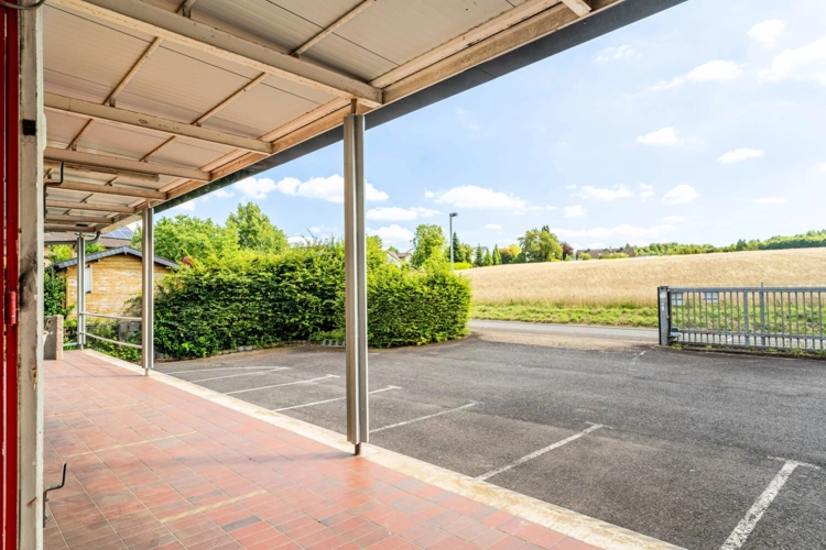 Rampe und Parkplätze